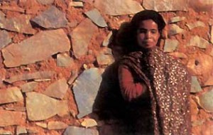 alpesdailleurs Djbel Sarhro versant soleil. Nomades pour la plupart, les pasteurs Aït Atta installent sur les hauteurs leur grande tente brune tissée en poils de chèvre, à côté des imizarh, ces petites constructions de pierres sèches recouvertes d'alfa (ici sur le plateau de Tizi n'Taggourt, à près de 1 800 mètres d'altitude). Quelques uns d'entre eux sont sédentarisés comme ces bergers du village de Hanedour près de Nkoub, à une centaine de kilomètres à l'est de Ouarzazate sur la route de Tazzarine. Photo : Pascal Kober