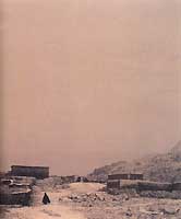 image31 Vers 1 850 mètres d'altitude, à une vingtaine de kilomètres au sud de Boumalne, le village d'Imi n'Ouarg est entièrement poudré de blanc. Seuls quelques animaux et un petit lutin Aït Atta pelotonné sous son burnous à la capuche pointue accueillent cet événement climatique inattendu.