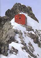 ivre1 Abri fragile mais bienvenu, le refuge-bivouac de la Königspitze, dans le