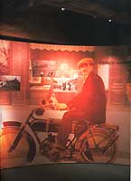 Jean-Jacques Barelli a réalisé la scénographie de cette exposition, photographiée pour L’Alpe par Yves Bobin. Louis et Joseph Martinotto sillonnent avec leur matériel les routes de l’Isère en moto (comme ici Joseph devant le magasin de la place Victor-Hugo sur sa Magnat-Dedon 4 HP 1913) ou en vélo, l’un tirant l’autre. Ils achèteront une voiture en 1920.